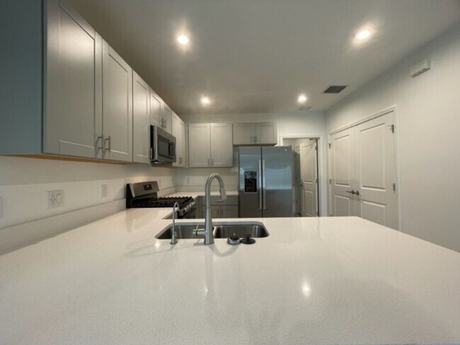 Foto del edificio - Newly developed Lakefront 3B/2B home in Ea...
