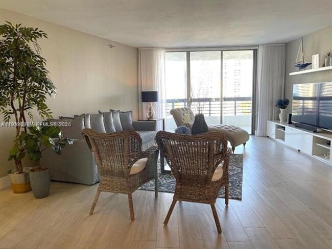 Foto del edificio - 3500 Mystic Pointe Dr