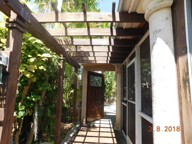 Foto del edificio - 6608 SW 65th St