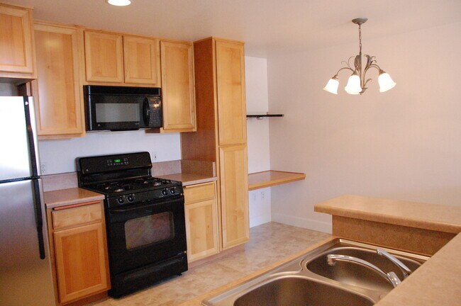 Building Photo - Gorgeous Condo in Roseville