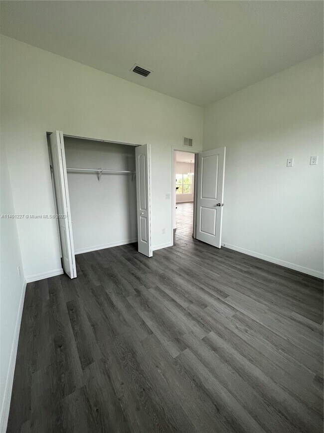 Building Photo - 1146 N Saturn Cir