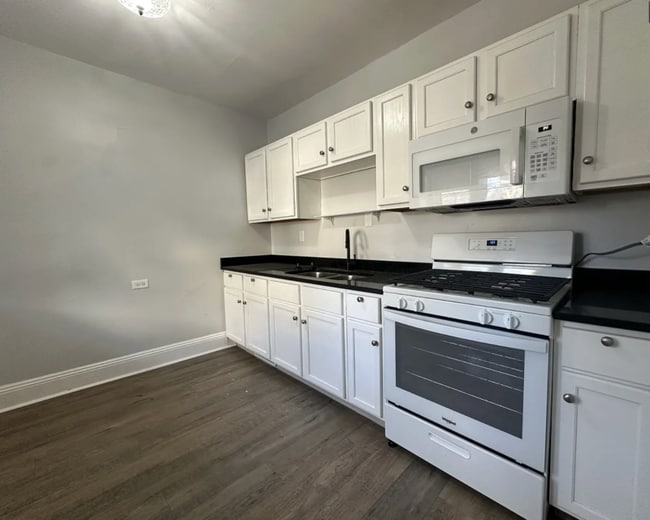 Building Photo - 1613 E State St