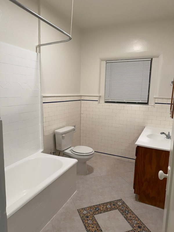 Building Photo - 636 N Plymouth Blvd