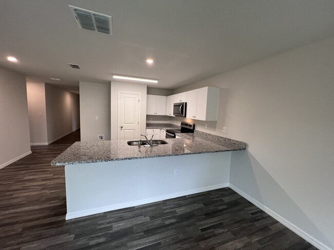 Building Photo - 4 Bedroom 2 Bath Home In Brooksville for R...