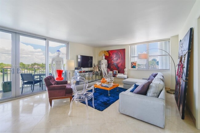 Foto del edificio - 5838 Collins Ave