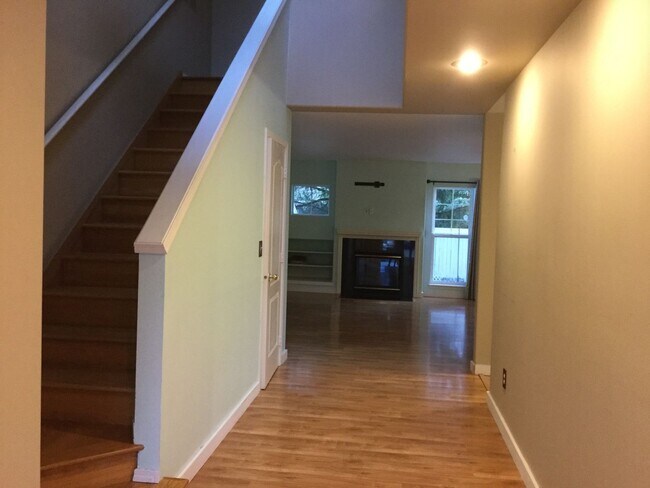 Foto del edificio - Stylish 2-Bedroom, 2.5-Bath Townhome with Garage & Private Patio