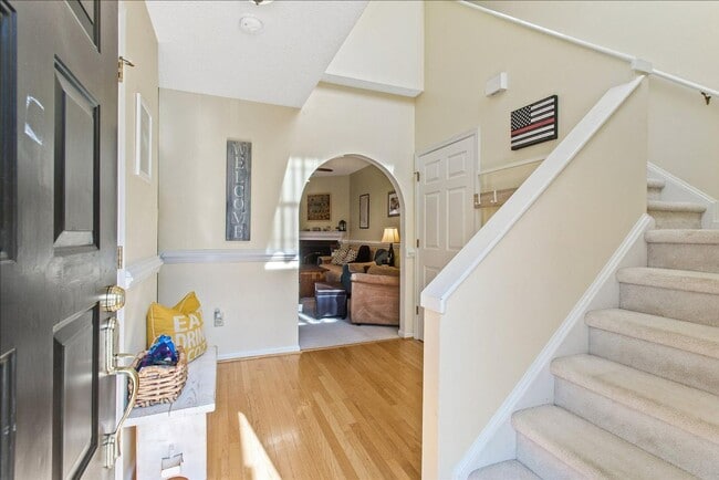 Foto del edificio - ATTRACTIVE AND BRIGHT LUXURY TOWNHOME IN W...