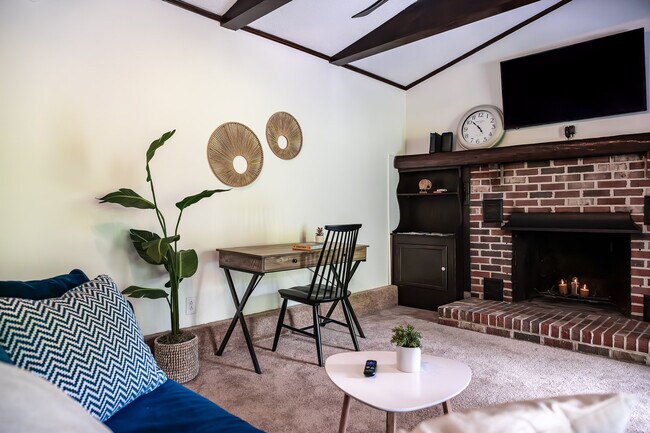 Foto del edificio - 323 Poplar Hill Ln