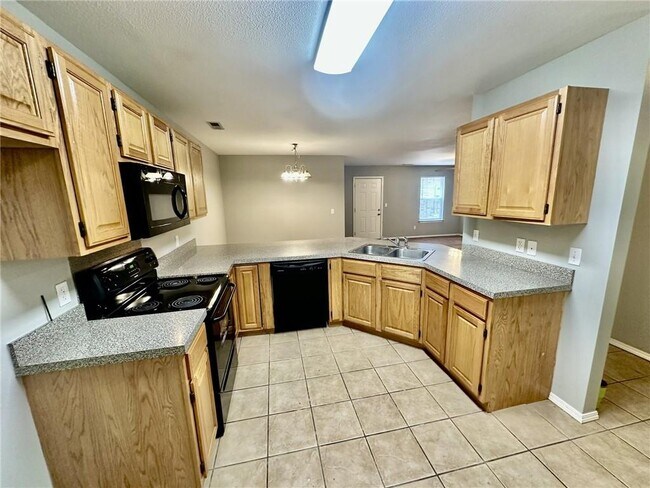 Building Photo - 1431 W Jct St