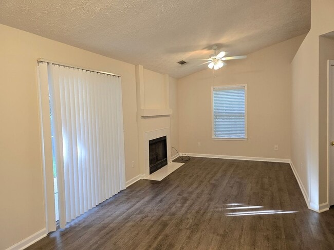 Building Photo - Rare 2 bed 2 bath home located in Austell