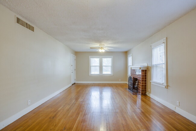 Foto del edificio - Pre-leasing for July!