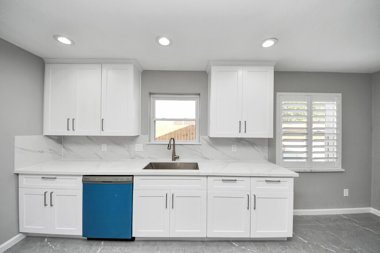 Foto principal - 9222 Sharpview Dr