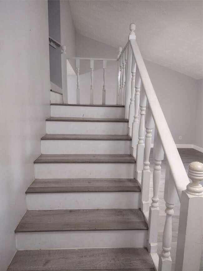 Foto del edificio - 7514 Wovenwood Ln