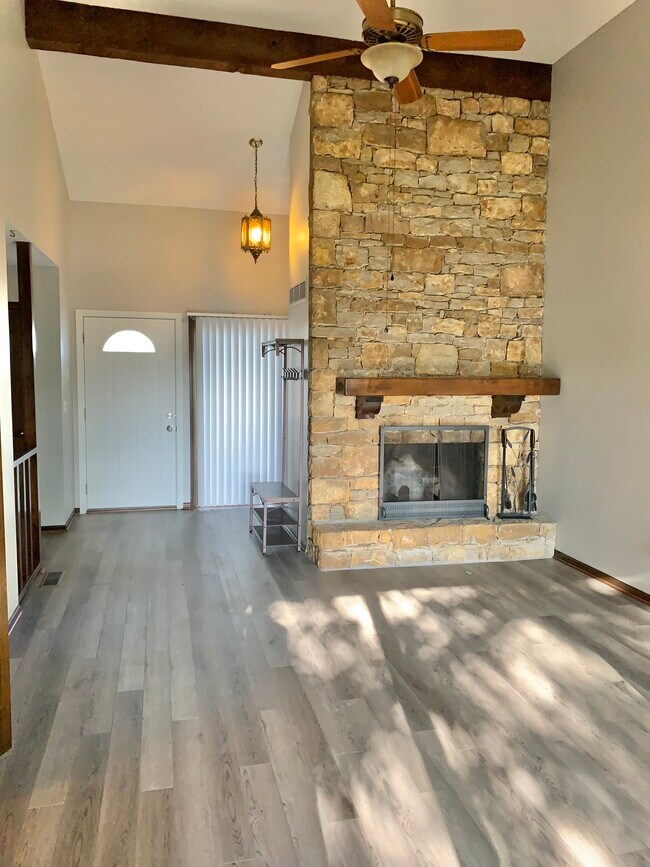 Building Photo - 10640 View High Dr