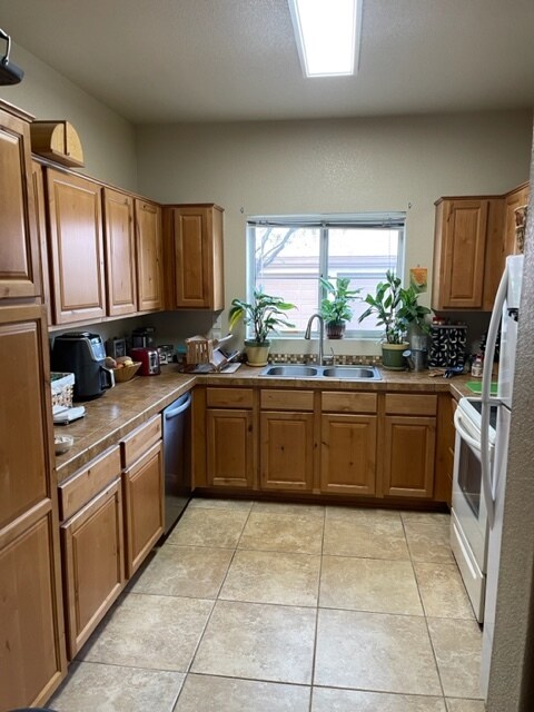 Kitchen - 7050 E Sunrise Dr