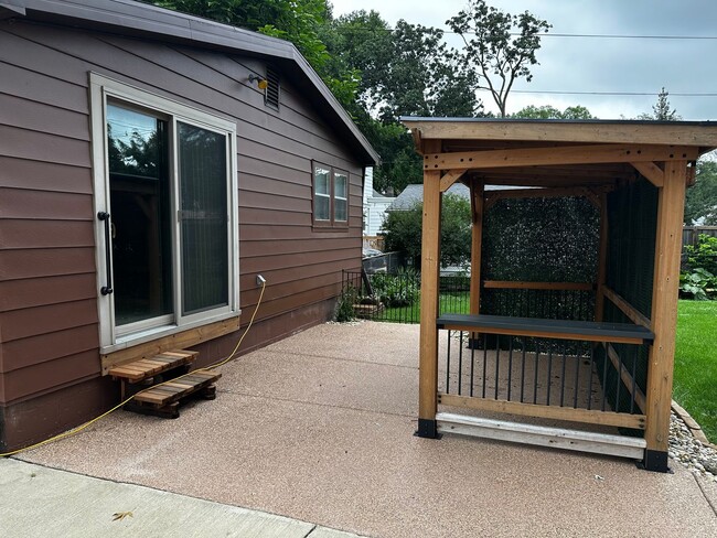 Foto del edificio - Great Eastside Location 3-Bedroom Bungalow...