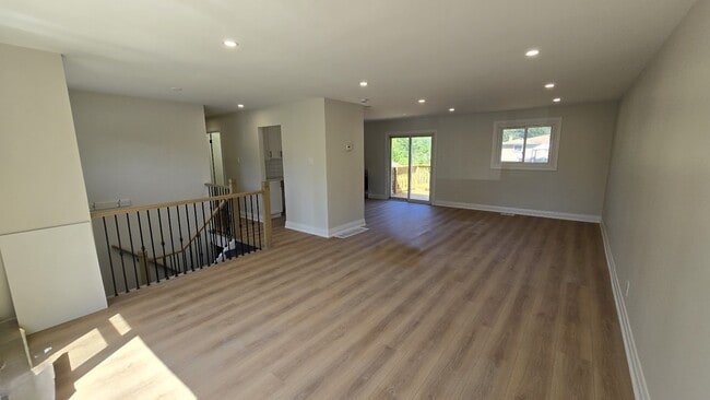 Building Photo - 698 Burton Dr