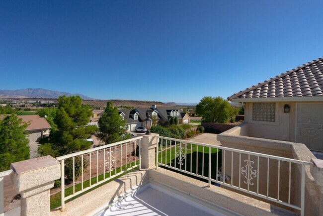 Foto del edificio - Spacious 6 Bedroom Home with a Balcony!