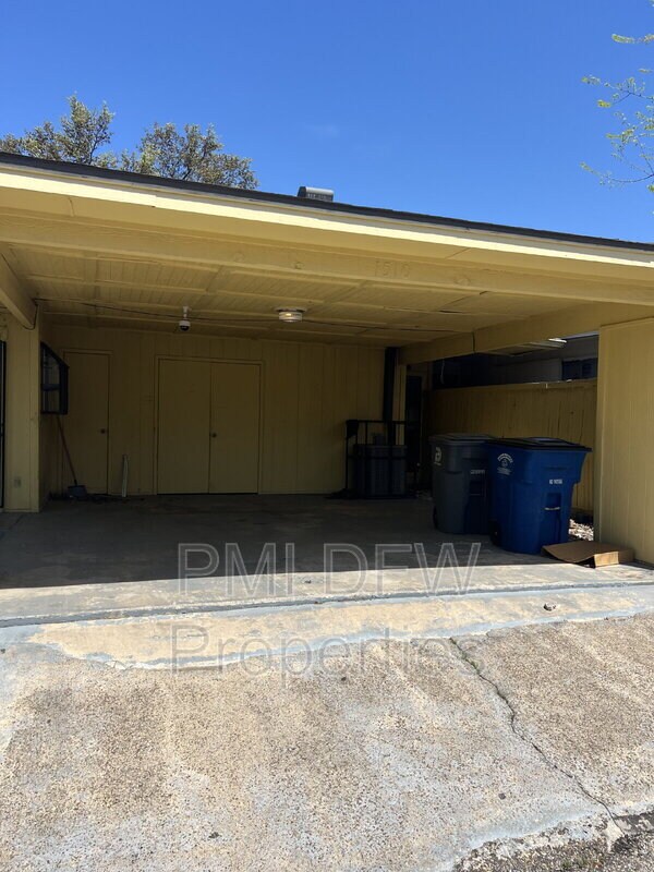 Foto del edificio - 1510 Cherrycrest Ln