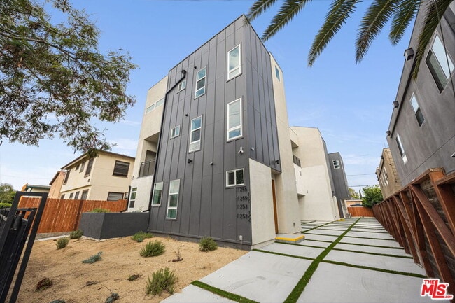 Building Photo - 11253 Hatteras St