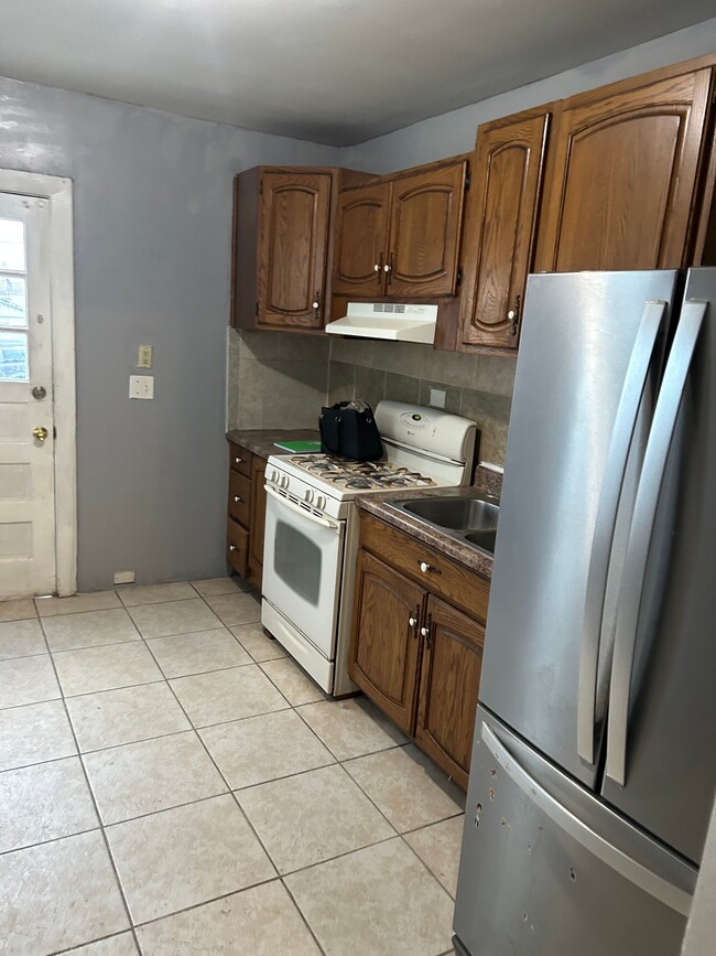 Building Photo - 563 S 18th St