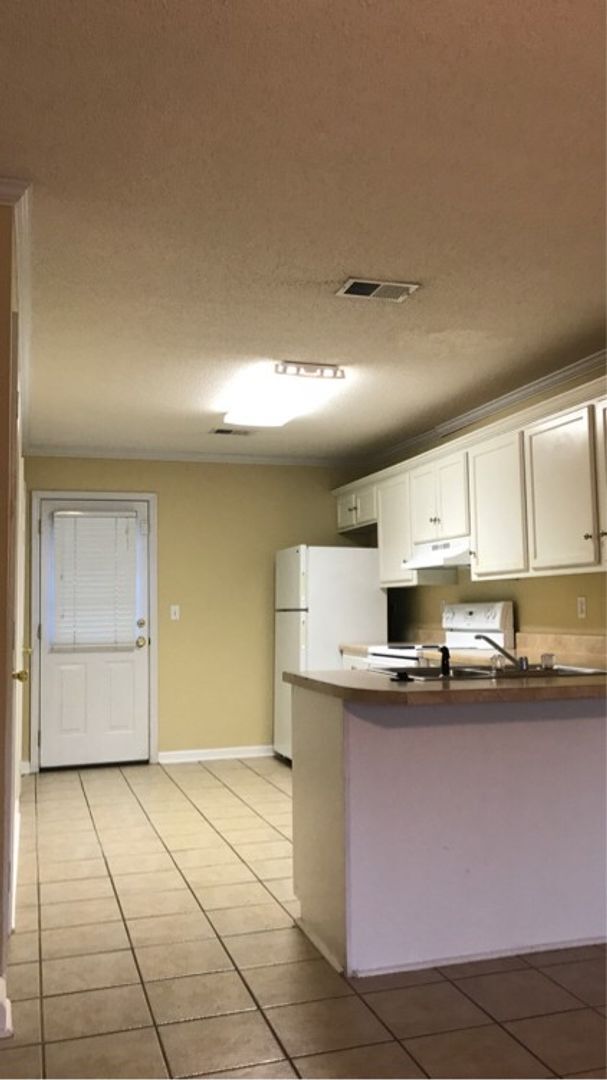 Foto del edificio - 2 Bedroom 2 Bath Townhome FULLY FURNISHED