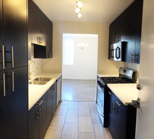 Building Photo - 468 S Roxbury Dr