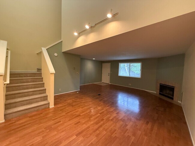 Foto del edificio - 2 Bed/2.5 Bath Townhome with Garage, Pool and Tennis Court
