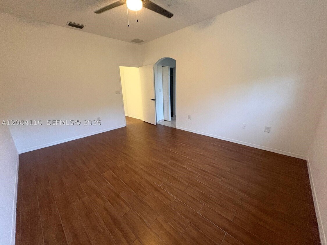 Foto del edificio - 1037 SW 143rd Ave