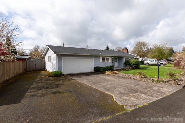 Building Photo - 39 Crescent Dr