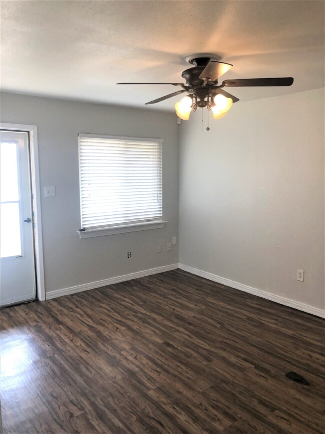 Building Photo - Cozy Two Bedroom Duplex