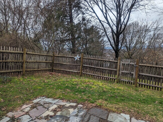 Building Photo - 9 Topstone Dr