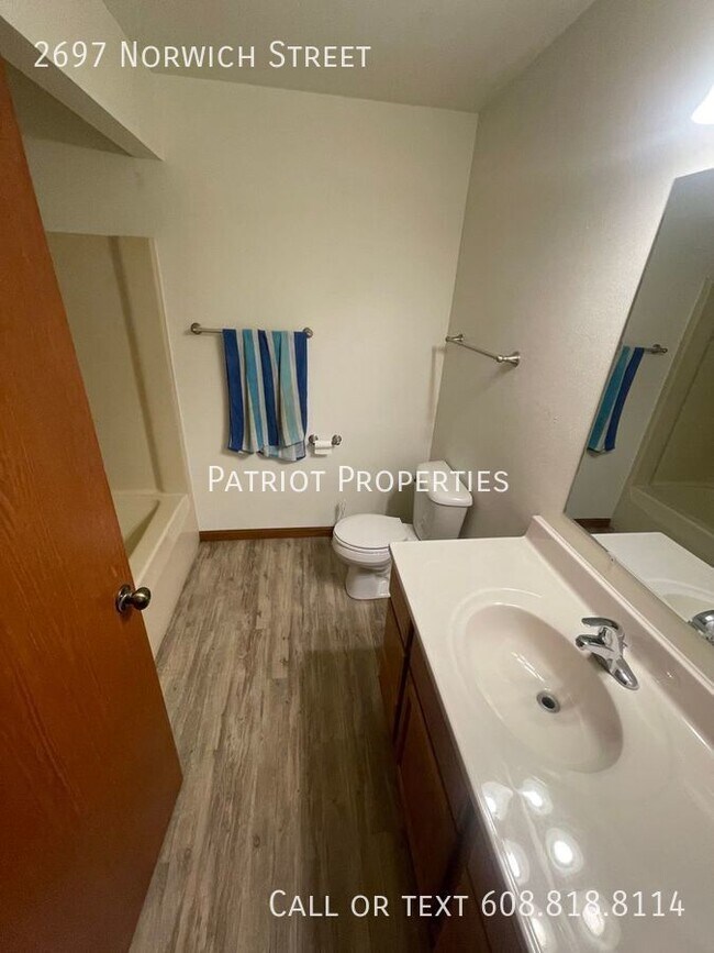 Building Photo - 3 bedroom/ 2 bath duplex in Fitchburg, WI