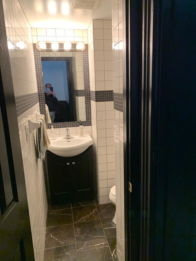 Baño auxiliar del primer piso - 2429 W Clifton Ave