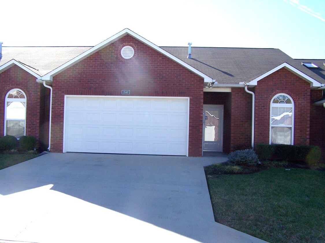 Foto principal - 2 bed, 2 bath, 2 car garage, ranch style t...