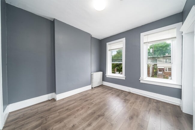 Foto del edificio - 122 Mallory Ave