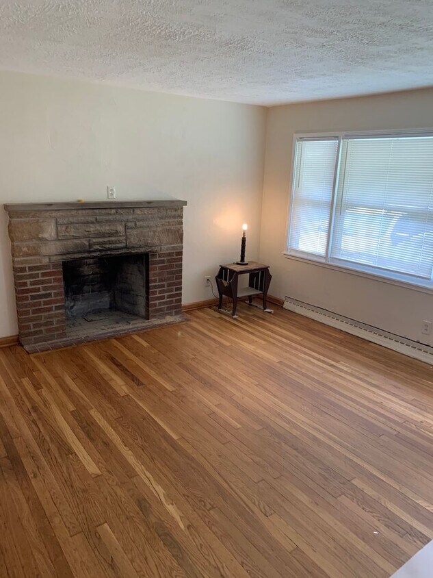 2 Bedrooms & 1 Bathroom - East end of Bar... - 2 Bedrooms  & 1 Bathroom - East end of Bar...