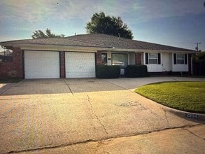 Building Photo - 2204 Edgewood Dr