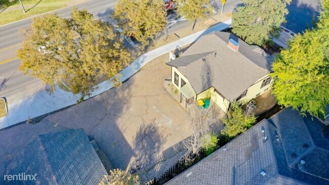 Building Photo - 3 br, 2 bath House - 725 E Mulberry St