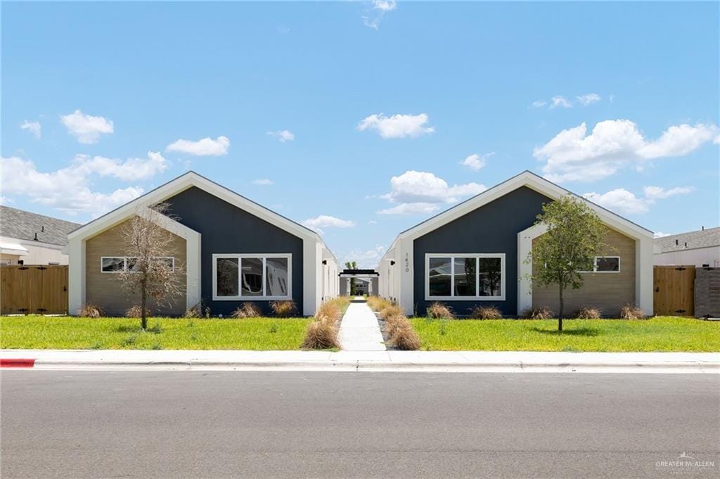 Foto principal - 1424 E Iris Ave