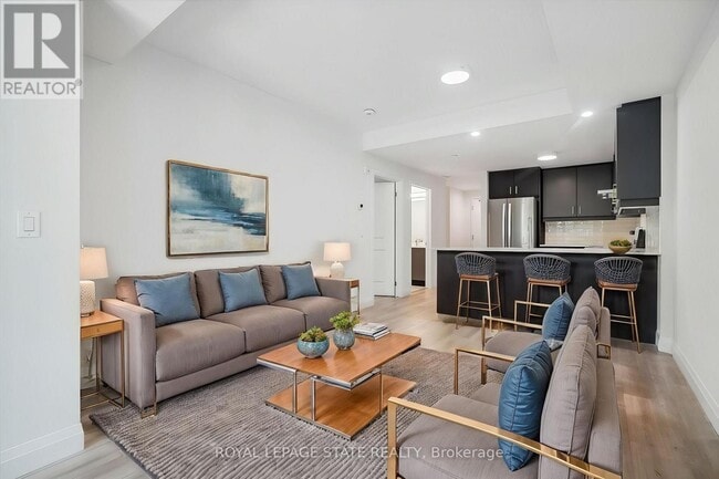 Building Photo - 153 Wilson St W