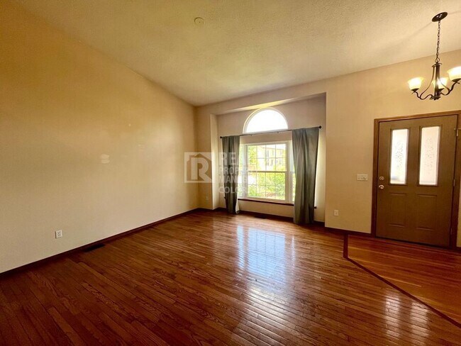 Foto del edificio - 1313 Coolcrest Dr