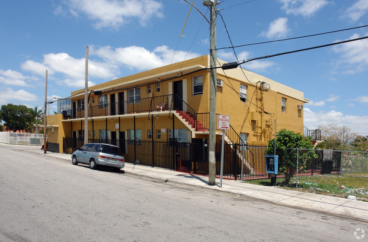 Foto del edificio - 467-469 NW 8th St