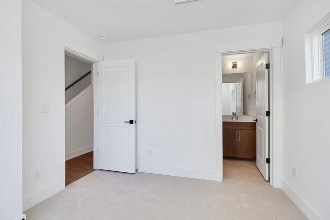 Foto del edificio - 5027 Duchess Dr