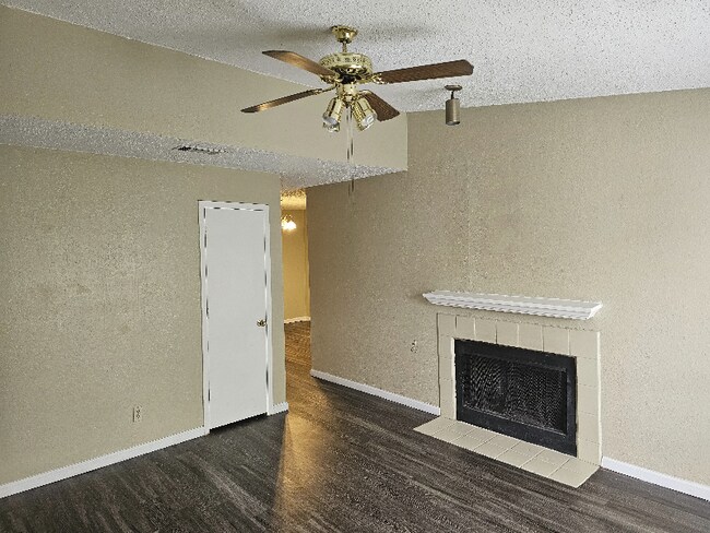 Foto del edificio - 9623 Walnut St
