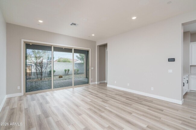 Foto del edificio - 14058 W Hubbell St