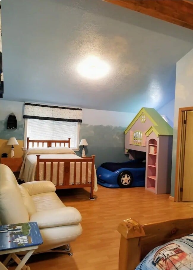 Upstairs bedroom #1 - 11415 Leschi Cir