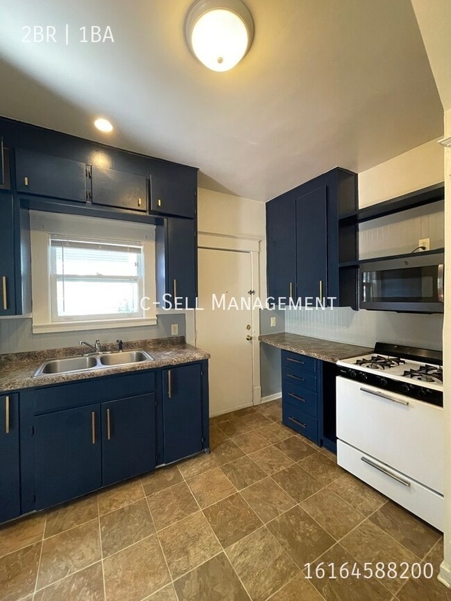 Building Photo - 319 Lane