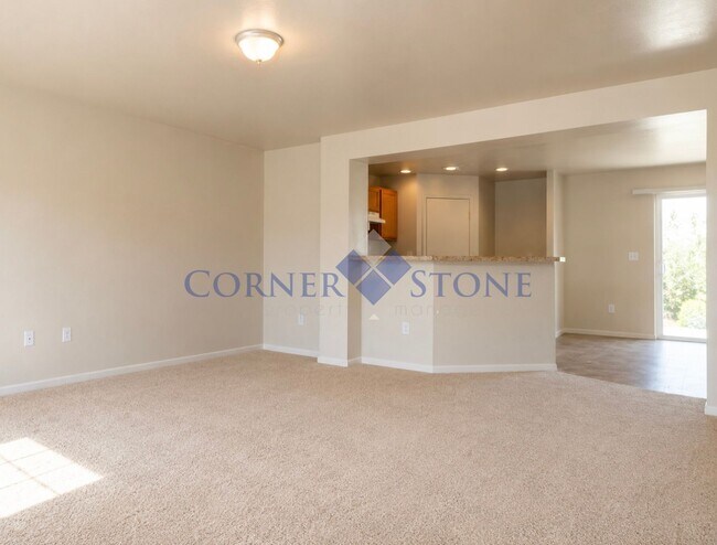Foto del edificio - Large 4 Bedroom Home with Garden space, Basketball Court, Close to park!