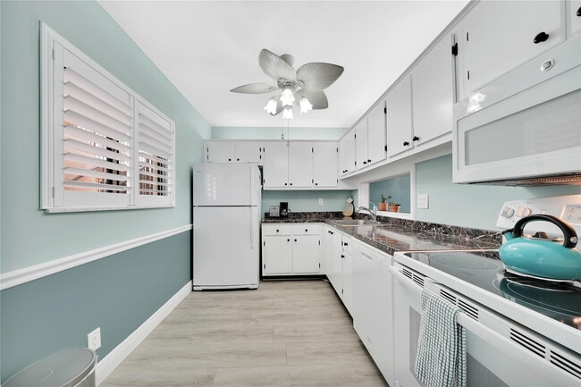 Building Photo - 5250 Las Verdes Cir